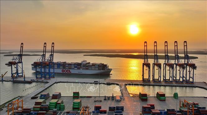 Siêu tàu container M/V OOCL SPAIN vào cảng Gemalink (cụm cảng Cái Mép - Thị Vải, thị xã Phú Mỹ, tỉnh Bà Rịa - Vũng Tàu).