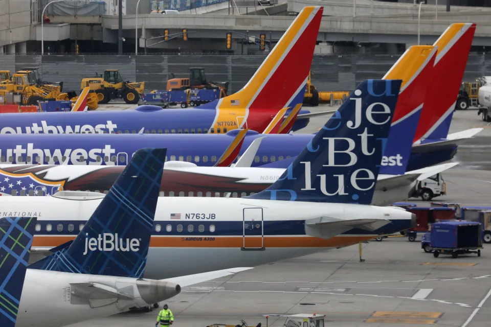 Các máy bay của JetBlue và Southwest Airlines đang đậu tại Sân bay LaGuardia ở Thành phố New York, ngày 4 tháng 3 năm 2023. (Chris Helgren / REUTERS)