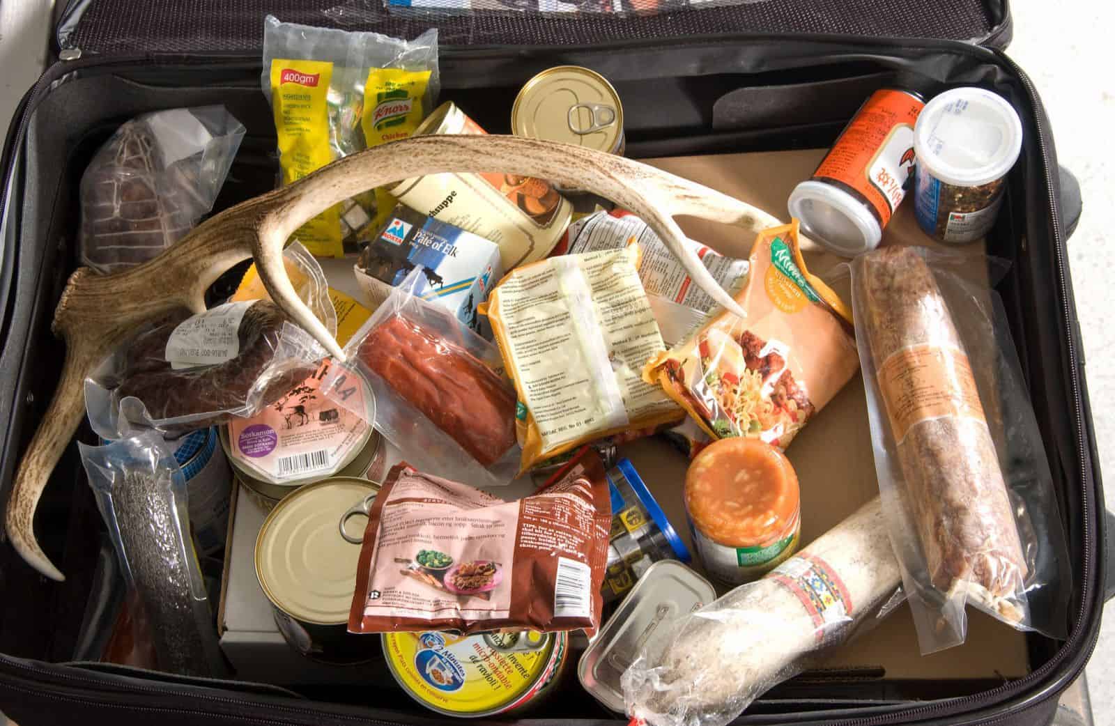 Nhiều người thường thắc mắc liệu có được phép mang đồ ăn lên máy bay hay không? Câu trả lời là CÓ, hầu hết trên các chuyến bay nội địa.