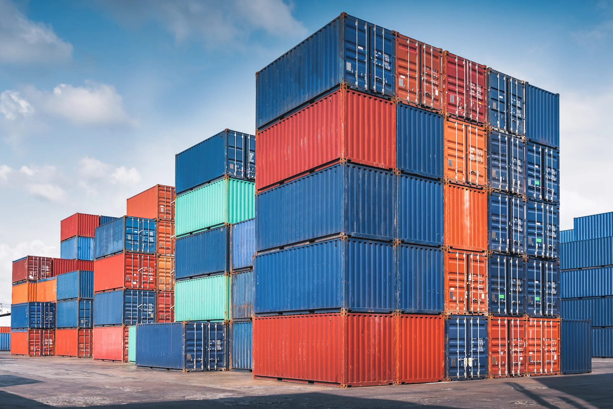 Container là các đơn vị vận chuyển hàng hóa được làm từ thép, có hình dạng hộp chữ nhật